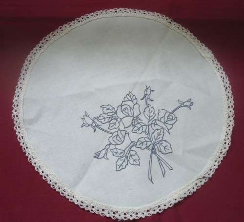 ROUND DOILY WITH LACE EDGE-READY TO BE EMBROIDERED  - DIAMETER 22.5 CM