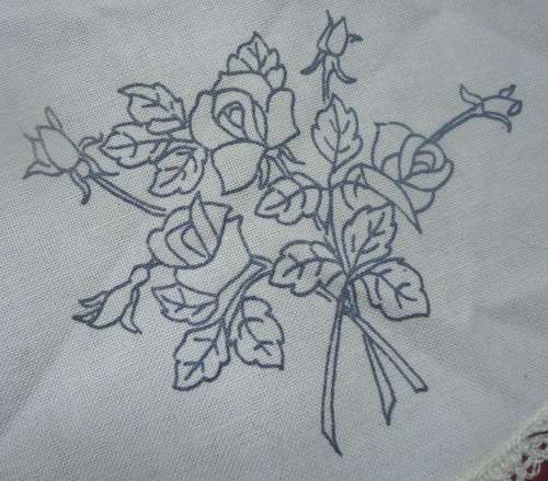 ROUND DOILY WITH LACE EDGE-READY TO BE EMBROIDERED  - DIAMETER 22.5 CM