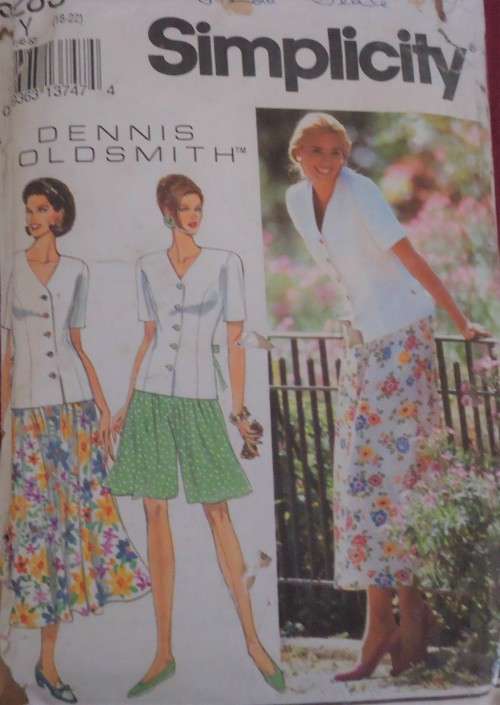 SIMPLICITY PATTERN 8283 TOP ONLY SIZE Y = 18 - 22 SEE LISTING