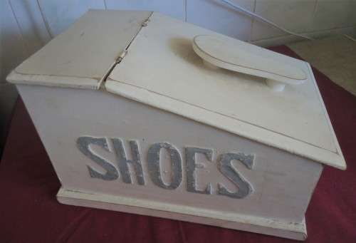 INTERESTING CREAM COLOUR  "SHOE-SHINE" BOX WITH A SOLE!