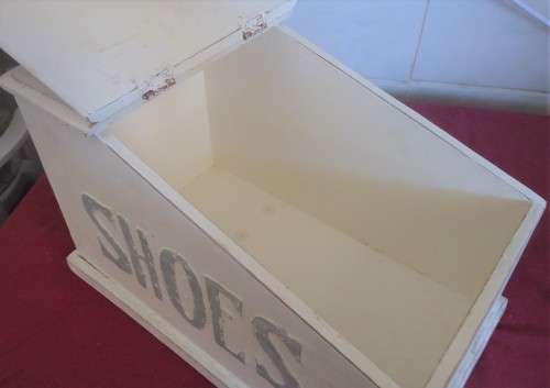 INTERESTING CREAM COLOUR  "SHOE-SHINE" BOX WITH A SOLE!