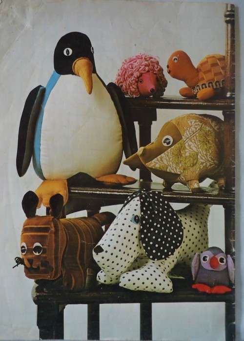 THE TOY BOOK IN FABRIC ODDMENTS OR FELT - HARMONY NO 524 32 A4 PAGES