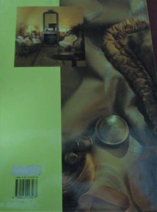 ELEGANT EMBROIDERY BY KAYE PYKE - 118 PAGES HARDCOVER BOOK WITH DUST JACKET