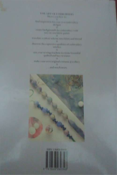 THE ART OF EMBROIDERY - JULIA BARTON - 144 PAGES HARD COVER