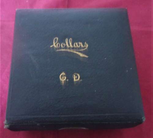 AMAZING FIND! - VINTAGE SILK LINED COLLAR BOX WITH COLLARS & STIFFENER - LOOK SEE