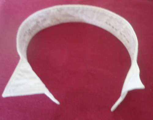 AMAZING FIND! - VINTAGE SILK LINED COLLAR BOX WITH COLLARS & STIFFENER - LOOK SEE