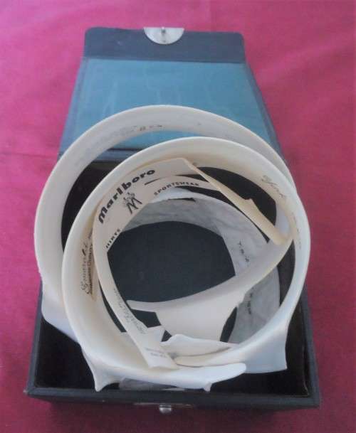 AMAZING FIND! - VINTAGE SILK LINED COLLAR BOX WITH COLLARS & STIFFENER - LOOK SEE