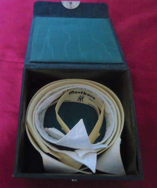 AMAZING FIND! - VINTAGE SILK LINED COLLAR BOX WITH COLLARS & STIFFENER - LOOK SEE