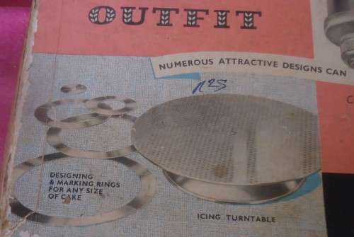 RARE & COMPLETE VINTAGE NUTBROWN DELUXE ICING SET+ICING TURNTABLE-MARKING RINGS-12 ICING NOZZLES