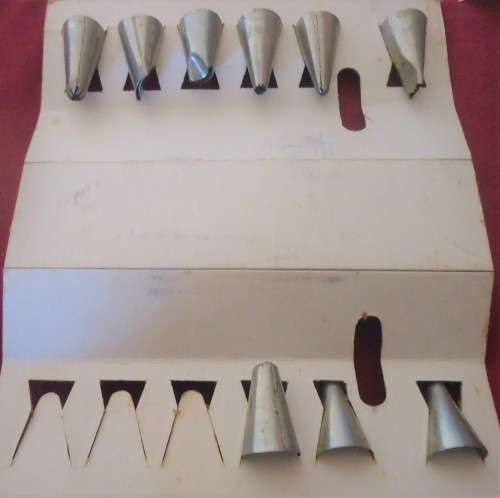 RARE & COMPLETE VINTAGE NUTBROWN DELUXE ICING SET+ICING TURNTABLE-MARKING RINGS-12 ICING NOZZLES