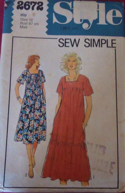 STYLE 2672  DRESS WITH SQUARE SHAPED NECKLINE SIZE 12 BUST 87 CM COMPLETE