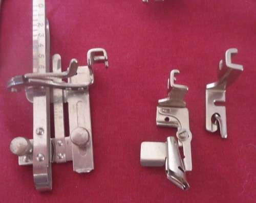 SINGER SEWING ACCESSORIES -7 BOBBIN REELS-SCREWDRIVER-SINGER NEEDLE-6 DIFFERENT FOOT ATTACHMENTS