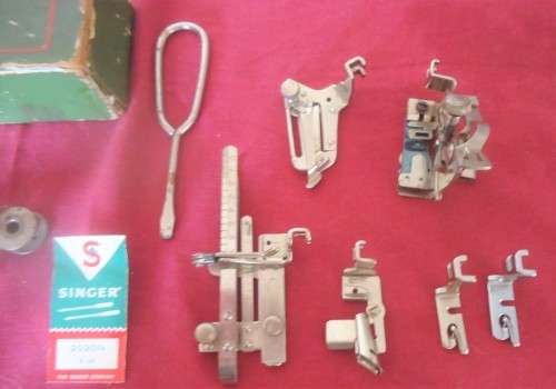 SINGER SEWING ACCESSORIES -7 BOBBIN REELS-SCREWDRIVER-SINGER NEEDLE-6 DIFFERENT FOOT ATTACHMENTS