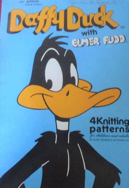 PATONS 1089DAFFY DUCK WITH ELMER FUDD 4 KNITTING PATTERNS FOR CHILDREN & ADULTS BY GARY KENNEDY