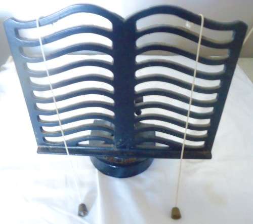 STUNNING CAST IRON RECIPE STAND WITH PAGE HOLDERS MADE BY VICTOR ENGLAND