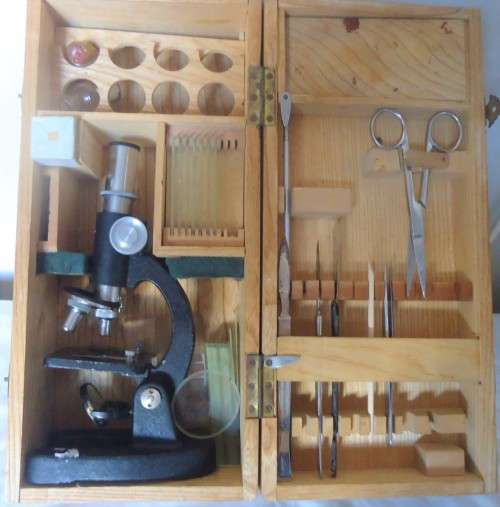 VINTAGE KANEL 300x MINI MICROSCOPE IN WOODEN CASE WITH  ACCESSORIES