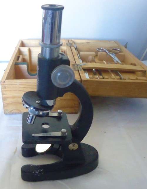 VINTAGE KANEL 300x MINI MICROSCOPE IN WOODEN CASE WITH  ACCESSORIES