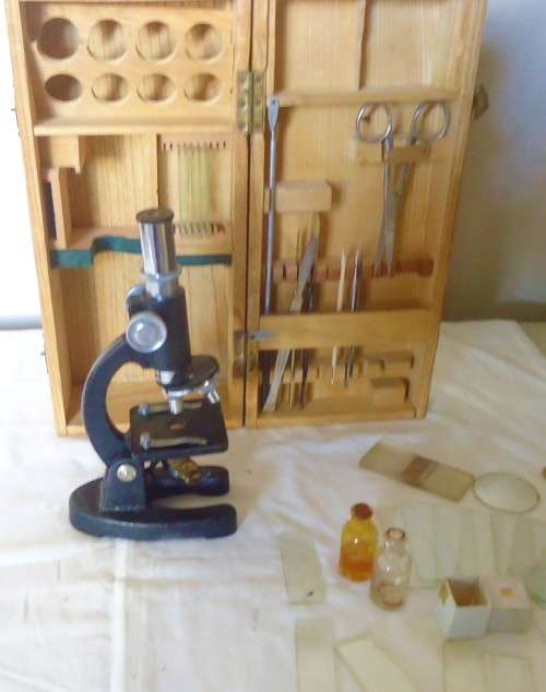 VINTAGE KANEL 300x MINI MICROSCOPE IN WOODEN CASE WITH  ACCESSORIES