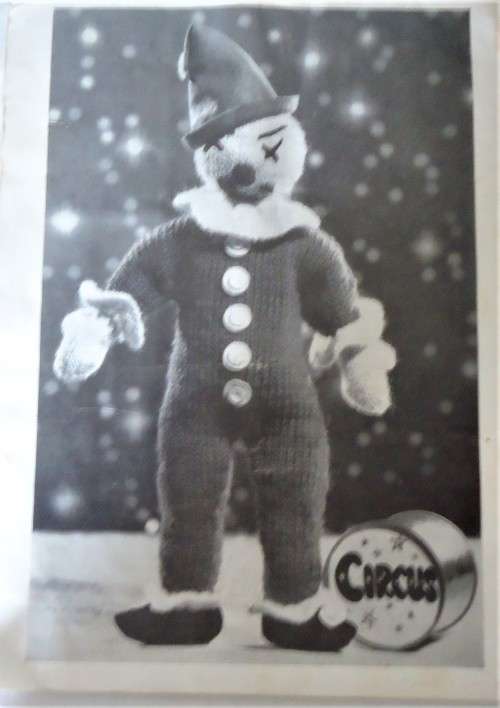 THE TOY BOX - 10 QUICKLY KNITTED TOYS - N43 A PENELOPE PUBLICATION - 20 A4 PAGES