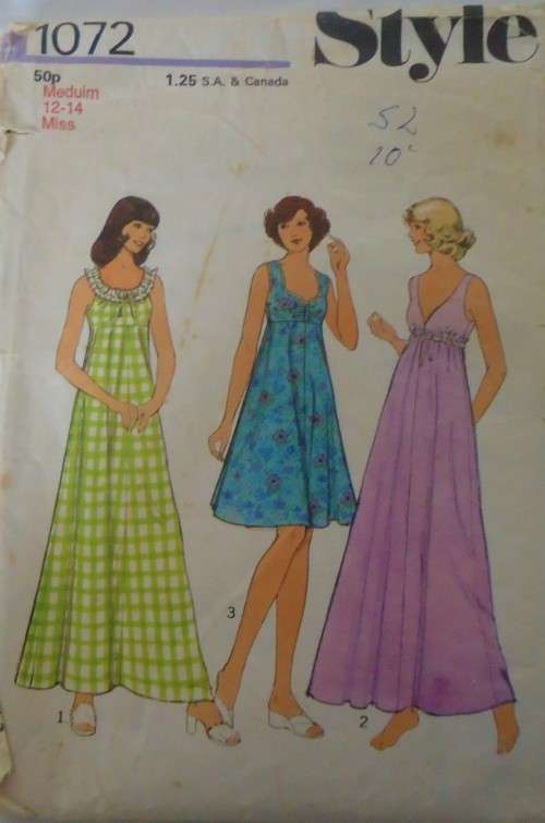 STYLE 1072 NIGHTDRESS SIZE MEDIUM 12 - 14 COMPLETE