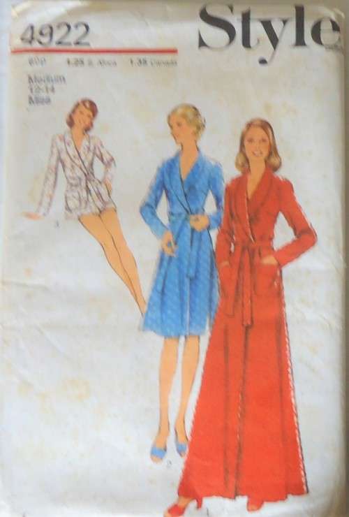 VINTAGE STYLE 4922 WOMEN`S ROBE IN 3 LENGTHS SIZE MEDIUM - 12-14 COMPLETE-UNCUT-F/FOLDED
