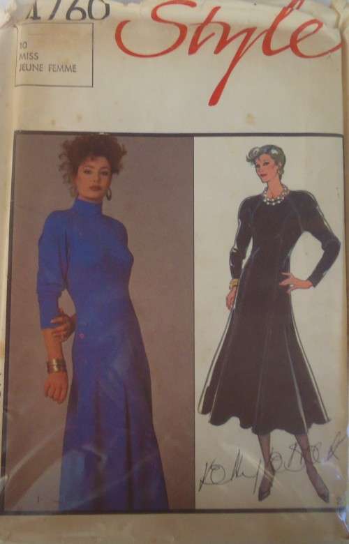 STYLE 4760 FITTED PANELLED DRESS  SIZE 10 COMPLETE-UNCUT-F/FOLDED