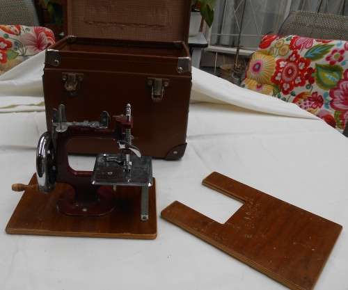 VINTAGE ESSEX MK1 SEWING MACHINE WITH EXTENSION TABLE & SUITCASE-EXC