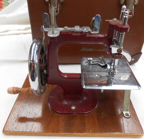 VINTAGE ESSEX MK1 SEWING MACHINE WITH EXTENSION TABLE & SUITCASE-EXC