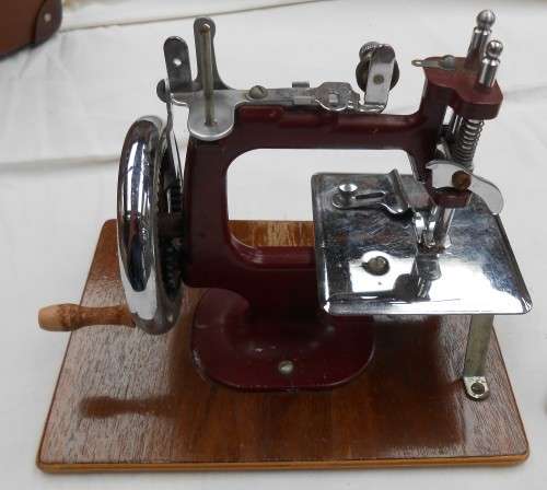VINTAGE ESSEX MK1 SEWING MACHINE WITH EXTENSION TABLE & SUITCASE-EXC