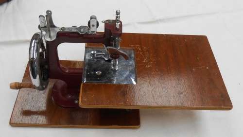 VINTAGE ESSEX MK1 SEWING MACHINE WITH EXTENSION TABLE & SUITCASE-EXC