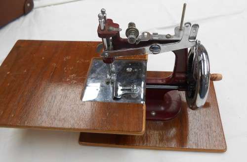 VINTAGE ESSEX MK1 SEWING MACHINE WITH EXTENSION TABLE & SUITCASE-EXC