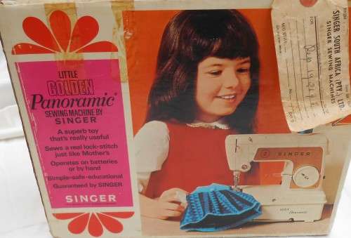 1960S LITTLE GOLDEN PANORAMIC SEWING MACHINE BY SINGER IN BOX WITH CARRY CASE FULL WORKING CONDITION