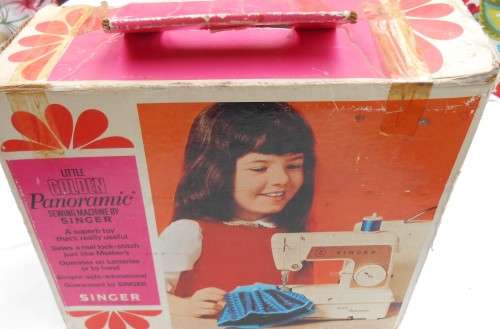 1960S LITTLE GOLDEN PANORAMIC SEWING MACHINE BY SINGER IN BOX WITH CARRY CASE FULL WORKING CONDITION