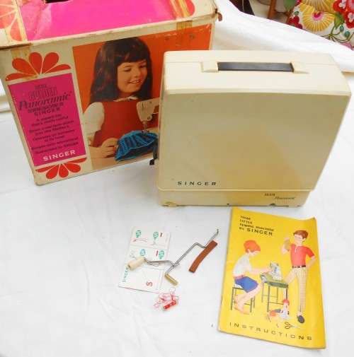 1960S LITTLE GOLDEN PANORAMIC SEWING MACHINE BY SINGER IN BOX WITH CARRY CASE FULL WORKING CONDITION
