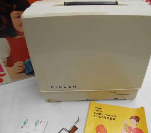 1960S LITTLE GOLDEN PANORAMIC SEWING MACHINE BY SINGER IN BOX WITH CARRY CASE FULL WORKING CONDITION