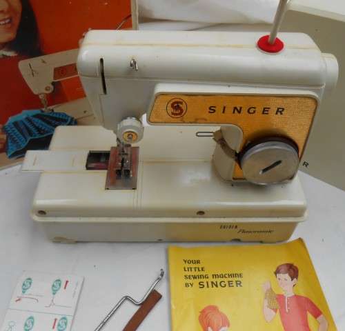 1960S LITTLE GOLDEN PANORAMIC SEWING MACHINE BY SINGER IN BOX WITH CARRY CASE FULL WORKING CONDITION