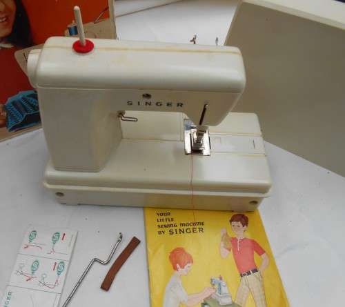 1960S LITTLE GOLDEN PANORAMIC SEWING MACHINE BY SINGER IN BOX WITH CARRY CASE FULL WORKING CONDITION
