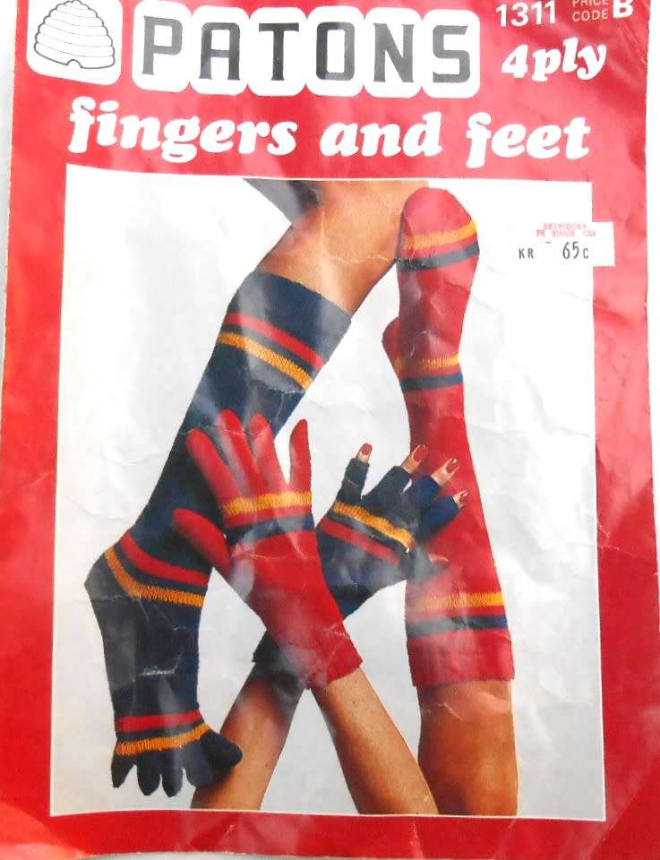 PATONS 1311 FINGERS & FEET/TOES KNITTED MITTS & SOCKS - ONE SIZE