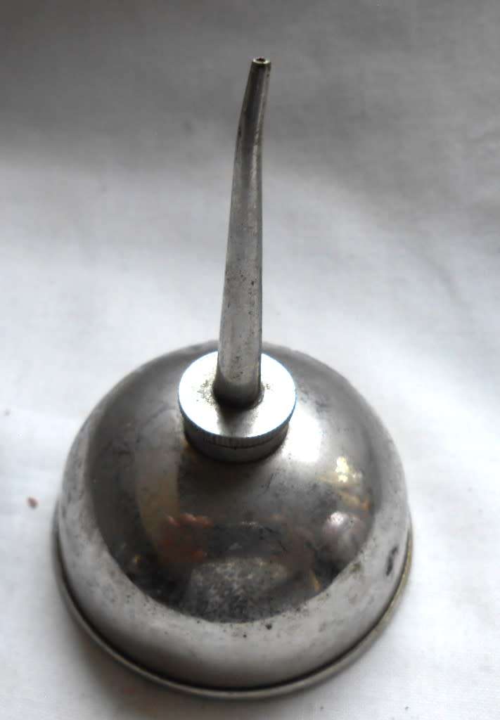 VINTAGE BROTHER MACHINE OIL TIN WITH NOZZLE (1)