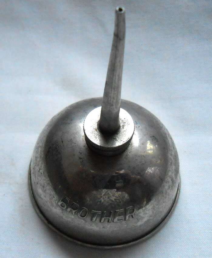 VINTAGE BROTHER MACHINE OIL TIN WITH NOZZLE (1)