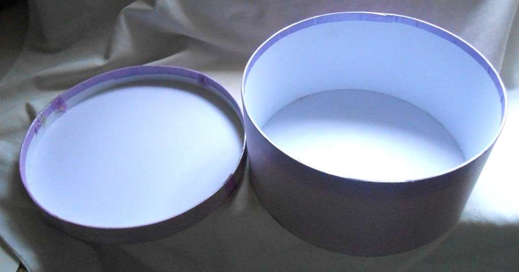 VINTAGE LAVENDER ROUND CARDBOARD BOX WITH LILAC ORGANZA BOW IDEAL AS A HAT BOX