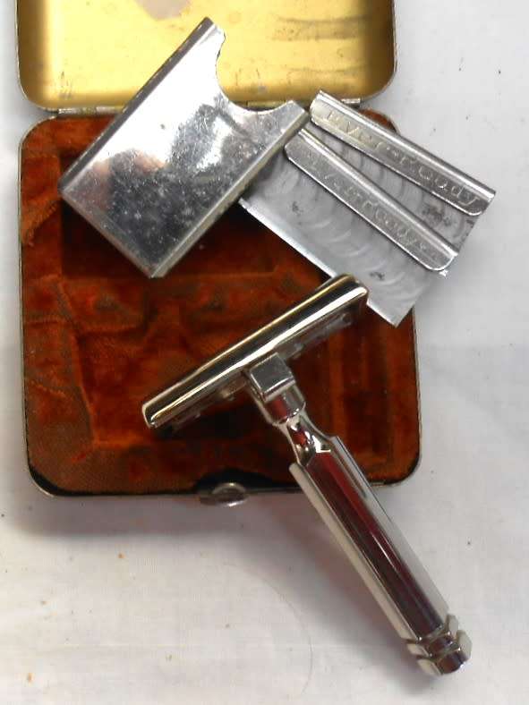 1912 Ever-Ready Safety Razor Shaver in Tin Case + razor blade holder with 3 blades
