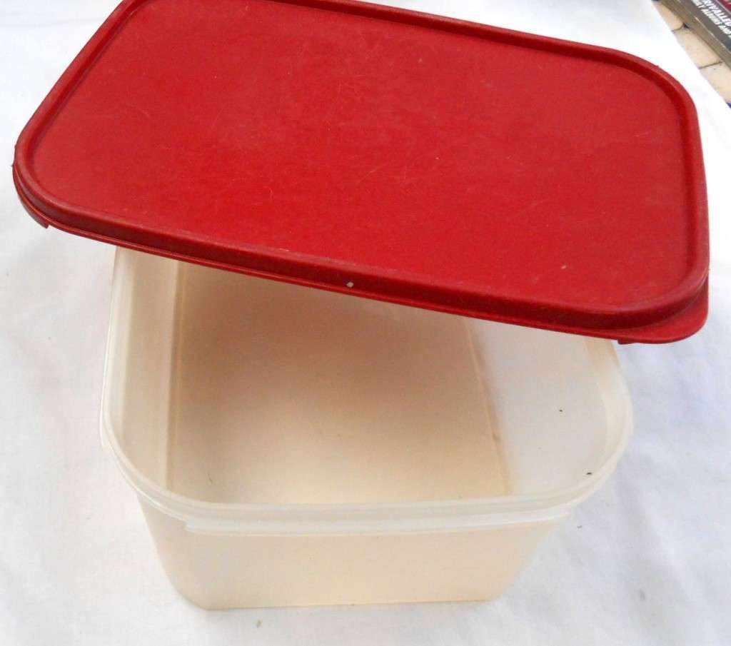 COLLECTABLE TUPPERWARE DARK RED LIDDED SEALABLE BREAD BIN/BOX