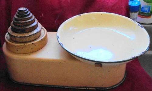 VINTAGE CREAM WITH GREEN ENAMEL KITCHEN SCALES & FULL SET OF WEIGHTS - FOR DECORATION ONLY- SEE PICS