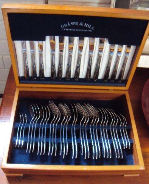 CRAWE & HILL CUTLERS & SILVERSMITHS-44 PIECE STAINLESS STEEL CUTLERY CANTEEN-SEE PICS TO APPRECIATE