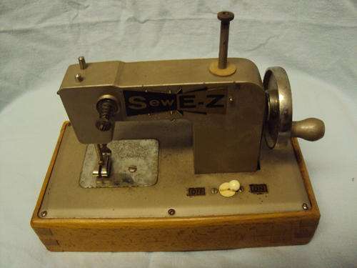 VINTAGE LIGHT BROWN  MINIATURE "SEW E-Z" SEWING MACHINE - SEE PICS