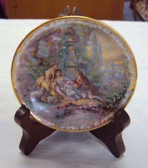 LIMOGES FRAGONARD SCENE WITH GILT SMALL PLATE - PRISTINE - SEE PICS TO APPRECIATE