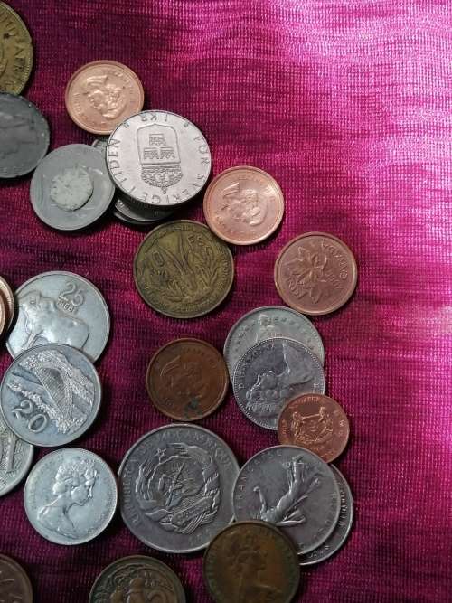 SELECTION OF WORLDCOINS .