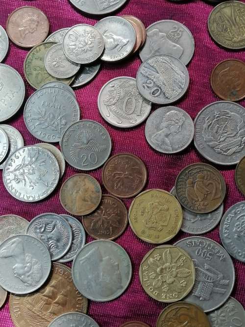 SELECTION OF WORLDCOINS .
