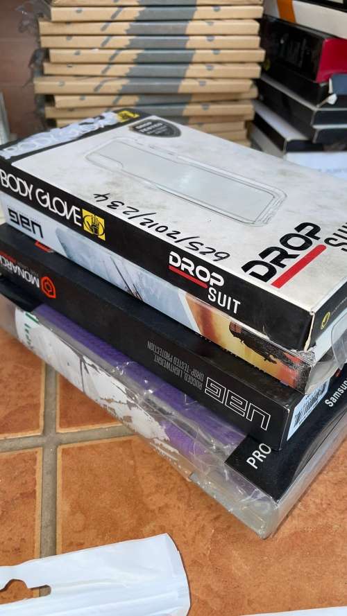 BARGAIN!!!!Bulk Lots Assorted Smart Phones/iPads/Kindle Covers/Screen Protectors e.t.c